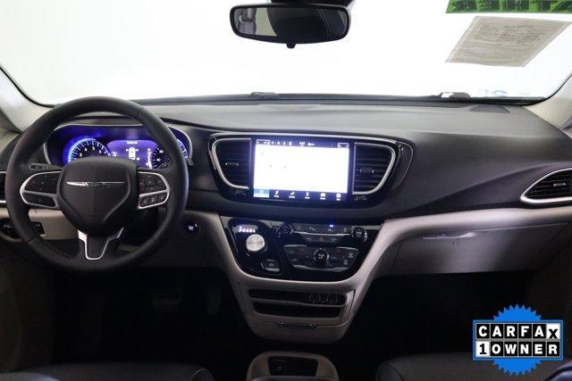 Photo of 2024 Silver Mist Clearcoat Chrysler Pacifica