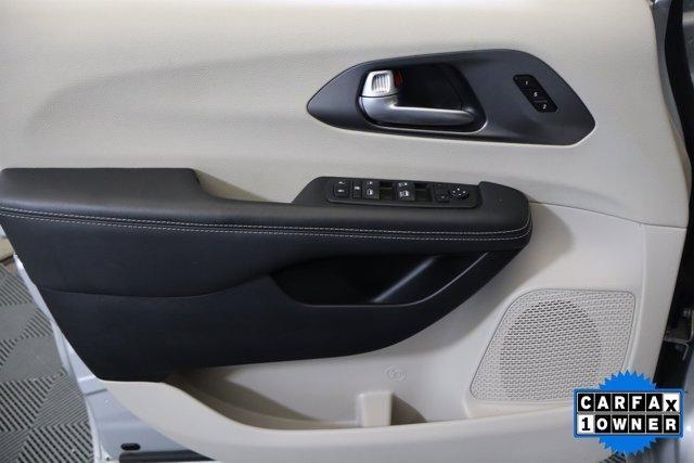 Photo of 2024 Silver Mist Clearcoat Chrysler Pacifica