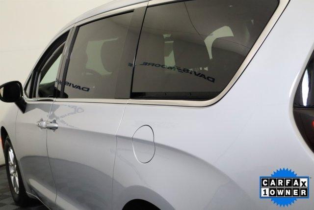 Photo of 2024 Silver Mist Clearcoat Chrysler Pacifica