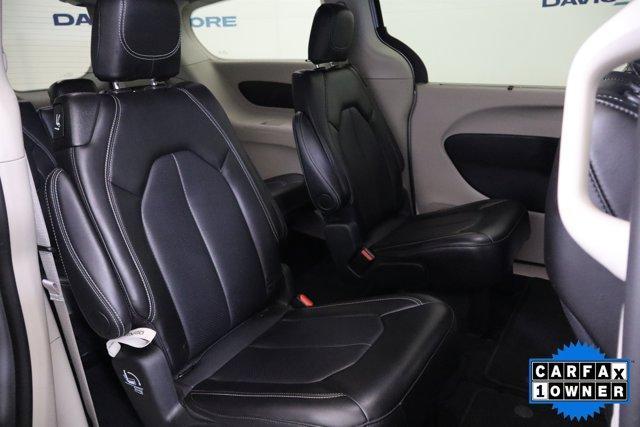 Photo of 2024 Silver Mist Clearcoat Chrysler Pacifica