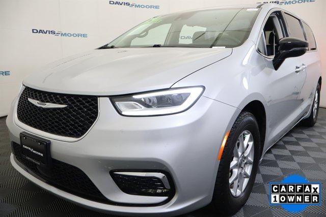Photo of 2024 Silver Mist Clearcoat Chrysler Pacifica