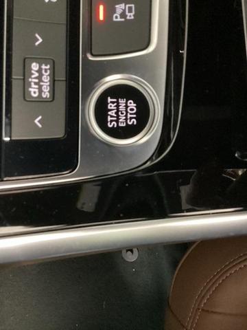 Photo of 2025 White Audi Q7