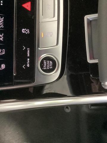Photo of 2025 White Audi Q7