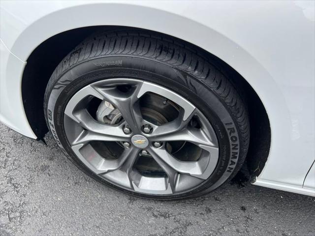 Photo of 2023 White Chevrolet Malibu