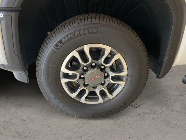 Photo of 2025 Summit White GMC Sierra 2500