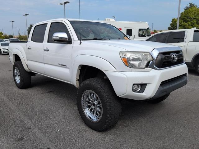 Photo of 2015 Super White Toyota Tacoma