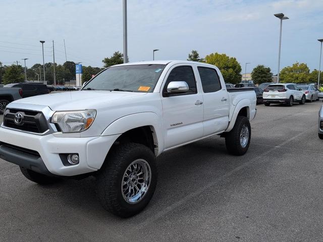 Photo of 2015 Super White Toyota Tacoma