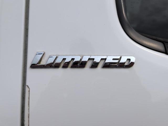 Photo of 2015 Super White Toyota Tacoma