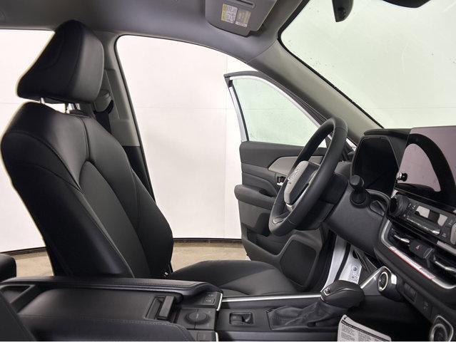 Photo of 2025 Wind Chill Pearl Toyota Grand Highlander