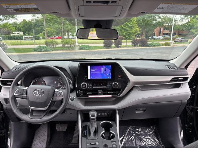 Photo of 2024 Midnight Black Metallic Toyota Highlander