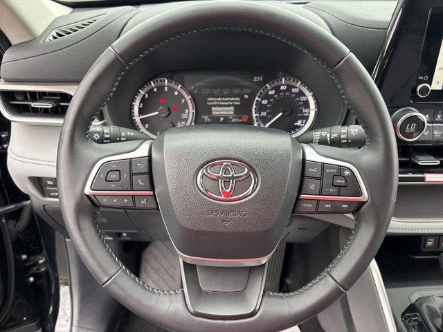 Photo of 2024 Midnight Black Metallic Toyota Highlander