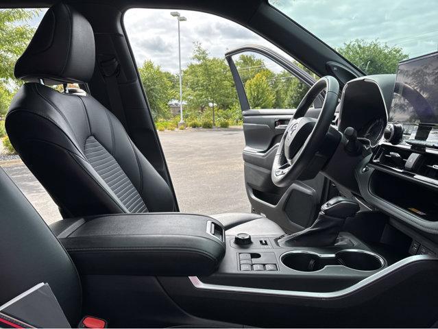 Photo of 2023 Magnetic Gray Metallic Toyota Highlander