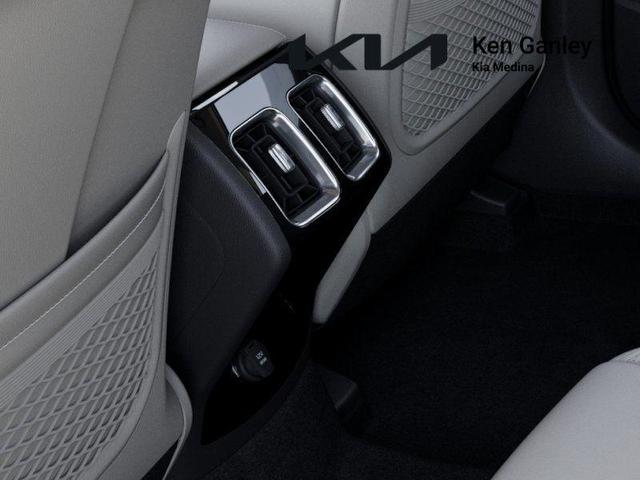 Photo of 2025 Glacial White Pearl Kia Sorento