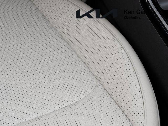 Photo of 2025 Glacial White Pearl Kia Sorento