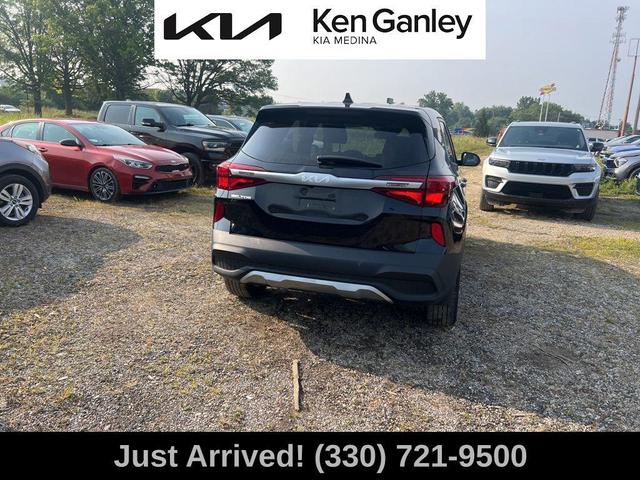 Photo of 2023 Cherry Black Kia Seltos