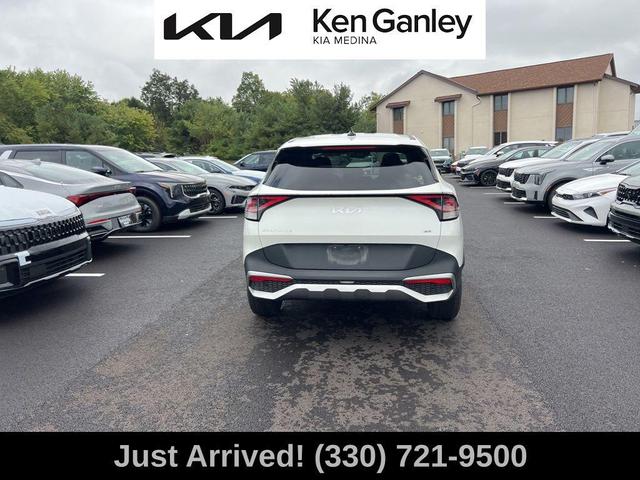 Photo of 2023 Snow White Pearl Kia Sportage