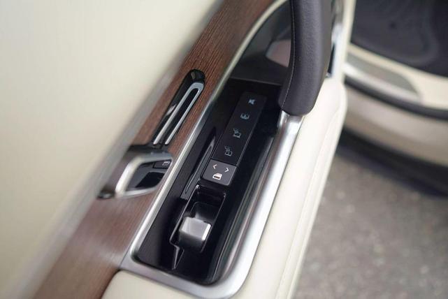 Photo of 2023 Gold Land Rover Range Rover