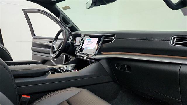 Photo of 2025 Diamond Black Crystal Pearlcoat Jeep Wagoneer