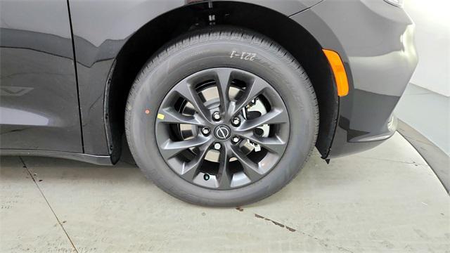 Photo of 2025 Diamond Black Crystal Pearlcoat Chrysler Pacifica