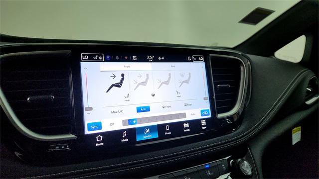 Photo of 2025 Diamond Black Crystal Pearlcoat Chrysler Pacifica