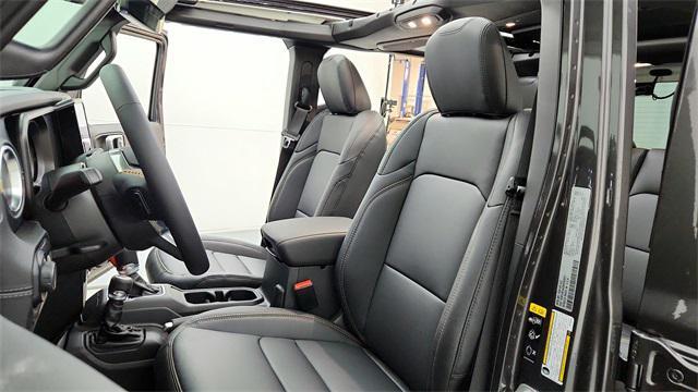 Photo of 2025 Granite Crystal Metallic Clearcoat Jeep Wrangler