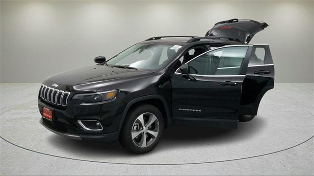 Photo of 2022 Diamond Black Crystal Pearlcoat Jeep Cherokee