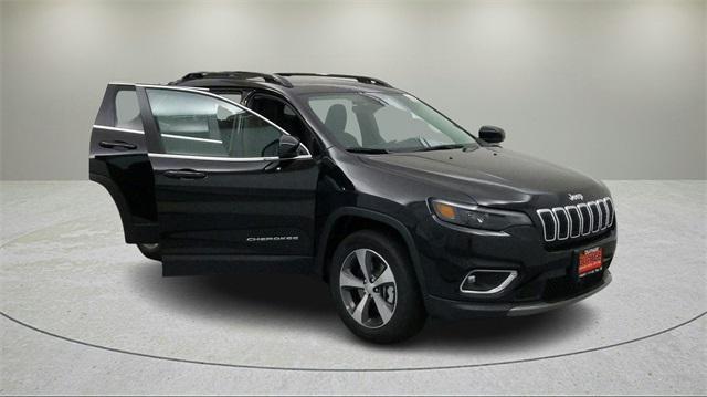 Photo of 2022 Diamond Black Crystal Pearlcoat Jeep Cherokee
