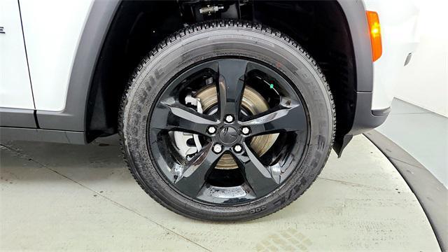 Photo of 2025 Bright White Clearcoat Jeep Grand Cherokee L