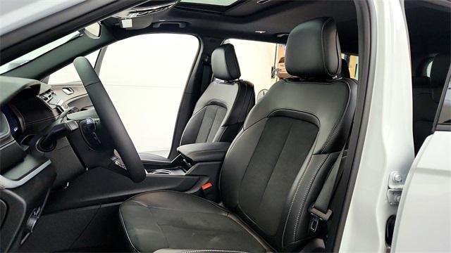 Photo of 2025 Bright White Clearcoat Jeep Grand Cherokee L
