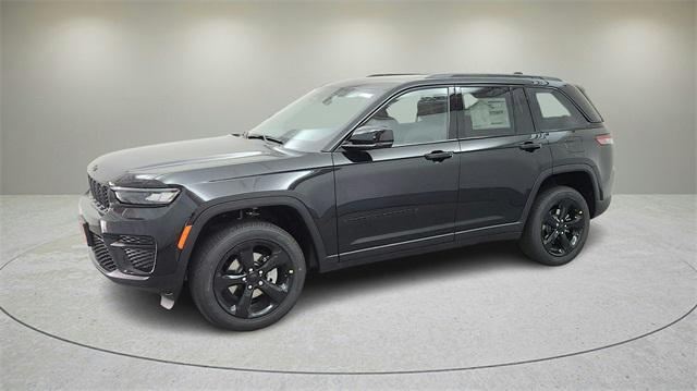 Photo of 2025 Diamond Black Crystal Pearlcoat Jeep Grand Cherokee