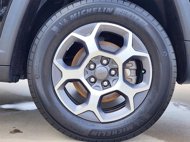 Photo of 2022 Diamond Black Crystal Pearlcoat Jeep Compass