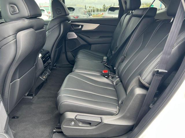 Photo of 2026 Platinum White Pearl Acura MDX