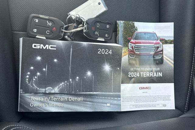 Photo of 2024 Summit White GMC Terrain