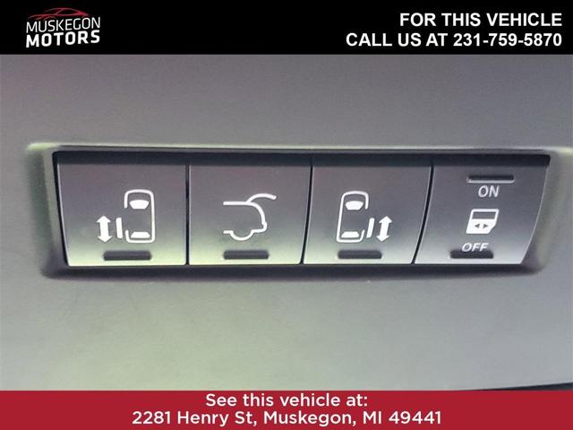Photo of 2017 White Knuckle Clearcoat Dodge Grand Caravan