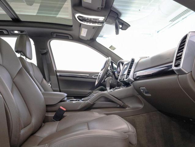 Photo of 2018 Moonlight Blue Metallic Porsche Cayenne