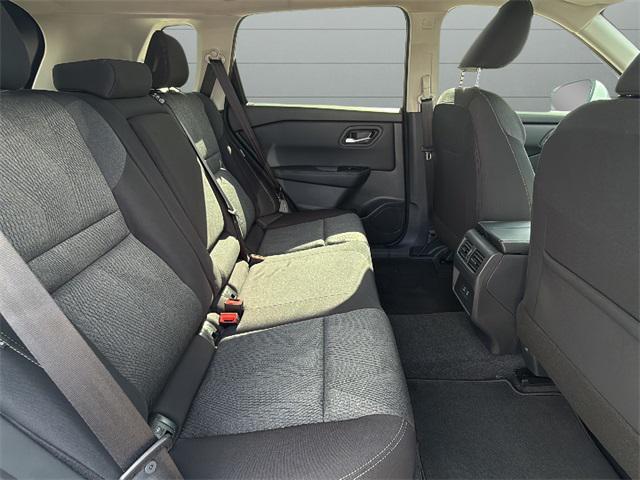 Photo of 2026 Everest White Pearl Tricoat Nissan Rogue