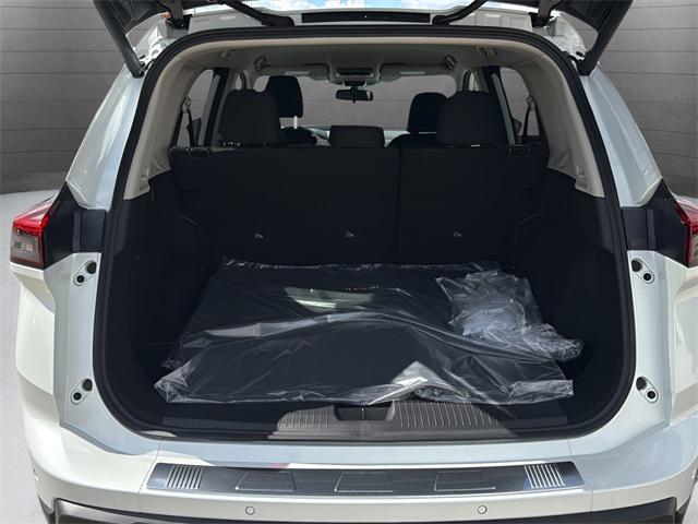 Photo of 2026 Everest White Pearl Tricoat Nissan Rogue