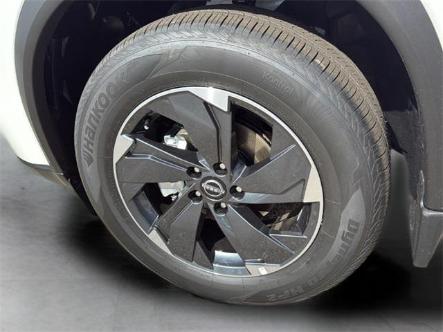 Photo of 2026 Everest White Pearl Tricoat Nissan Rogue