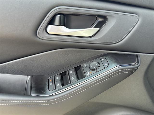 Photo of 2026 Everest White Pearl Tricoat Nissan Rogue