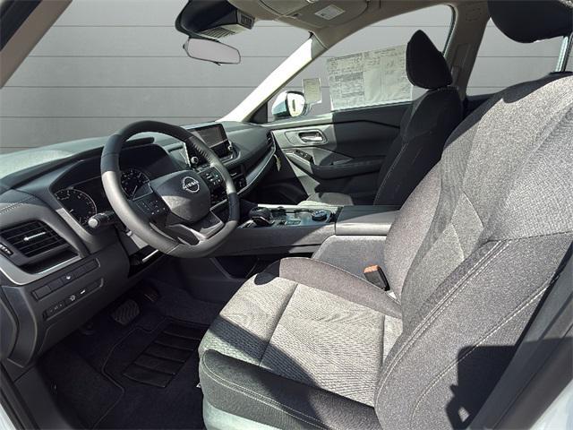 Photo of 2026 Everest White Pearl Tricoat Nissan Rogue