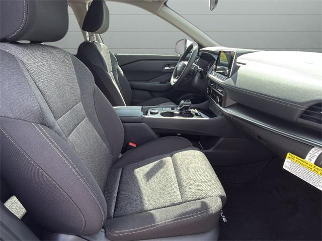 Photo of 2026 Everest White Pearl Tricoat Nissan Rogue