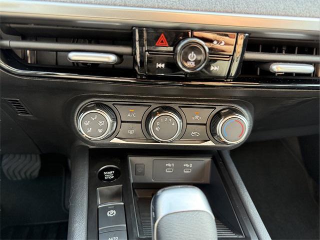 Photo of 2025 Aspen White Tricoat/Super Black Nissan Kicks