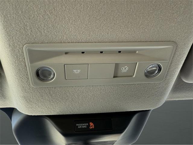 Photo of 2025 Aspen White Tricoat/Super Black Nissan Kicks