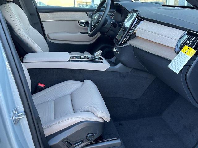 Photo of 2025 Vapour Grey Metallic Volvo XC90