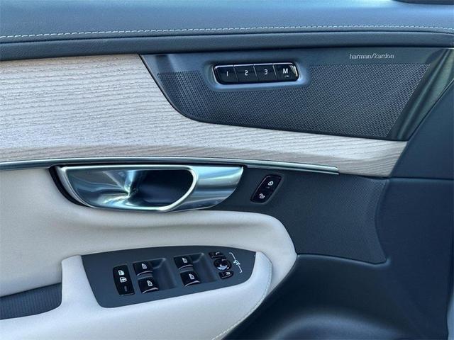 Photo of 2025 Vapour Grey Metallic Volvo XC90