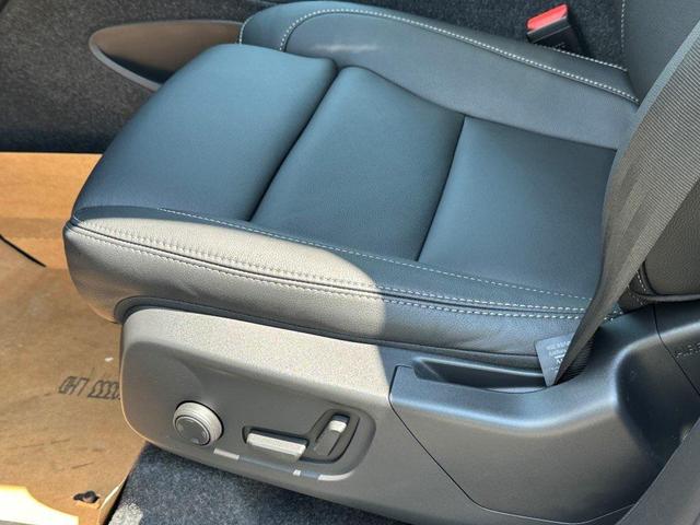 Photo of 2026 Onyx Black Volvo XC40