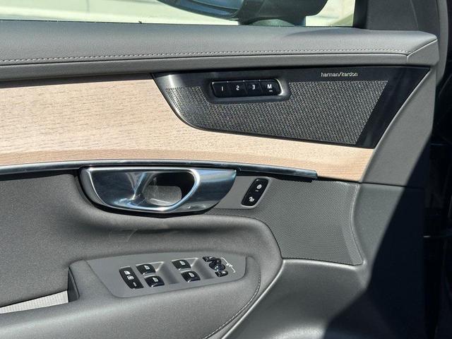 Photo of 2025 Onyx Black Metallic Volvo XC90 Plug-In Hybrid