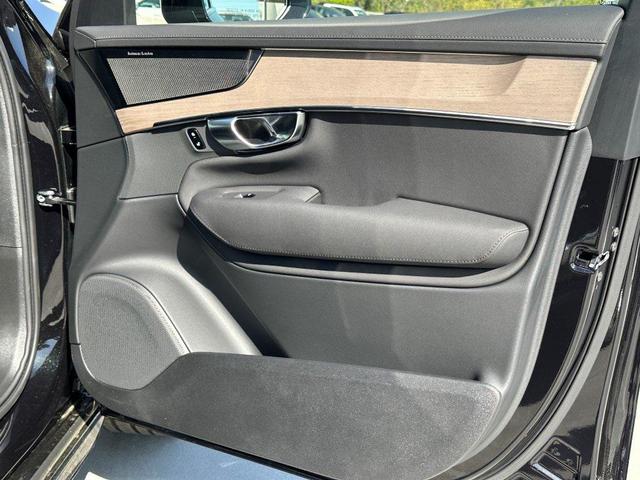 Photo of 2025 Onyx Black Metallic Volvo XC90 Plug-In Hybrid