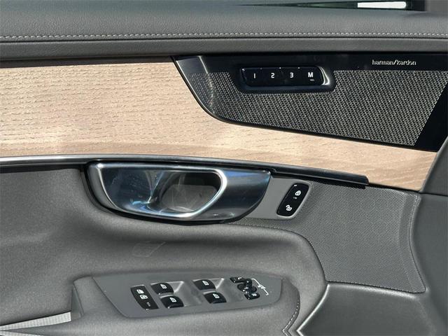 Photo of 2026 Onyx Black Metallic Volvo XC90