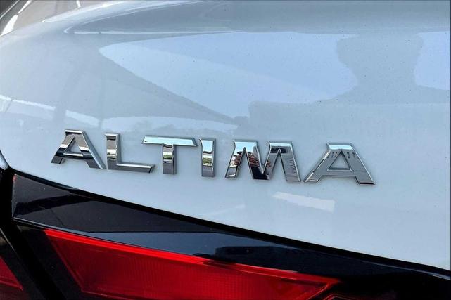 Photo of 2021 Glacier White Nissan Altima